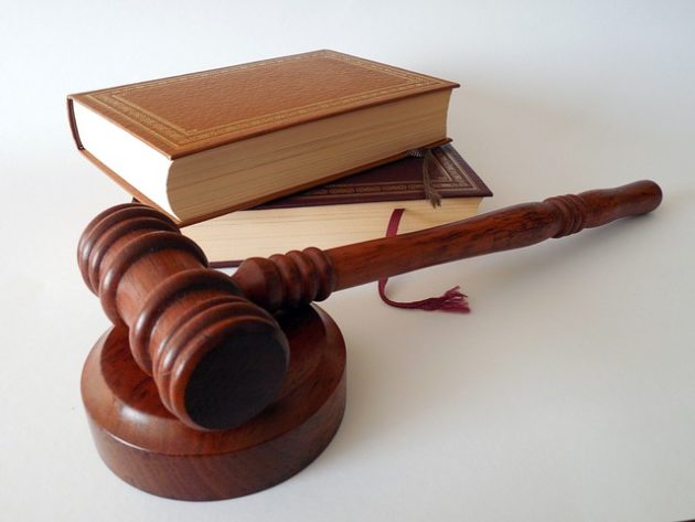 裁判で使う木づちと法律書