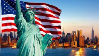 自由の女神とアメリカ国旗