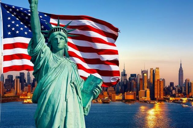 自由の女神とアメリカ国旗